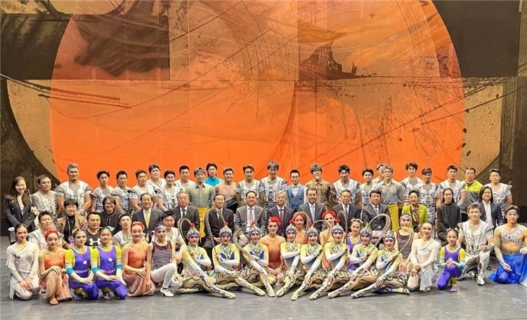 4月12日，中國(guó)人民對(duì)外友好協(xié)會(huì)會(huì)長(zhǎng)楊萬(wàn)明、駐日大使吳江浩及來(lái)自36國(guó)70位駐日使節(jié)代表等現(xiàn)場(chǎng)觀看中國(guó)雜技團(tuán)東京公演。中國(guó)人民對(duì)外友好協(xié)會(huì)供圖