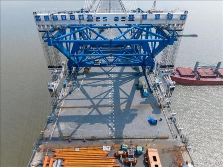 △ 圖為我國自主研發(fā)的世界最大噸位橋面吊機。