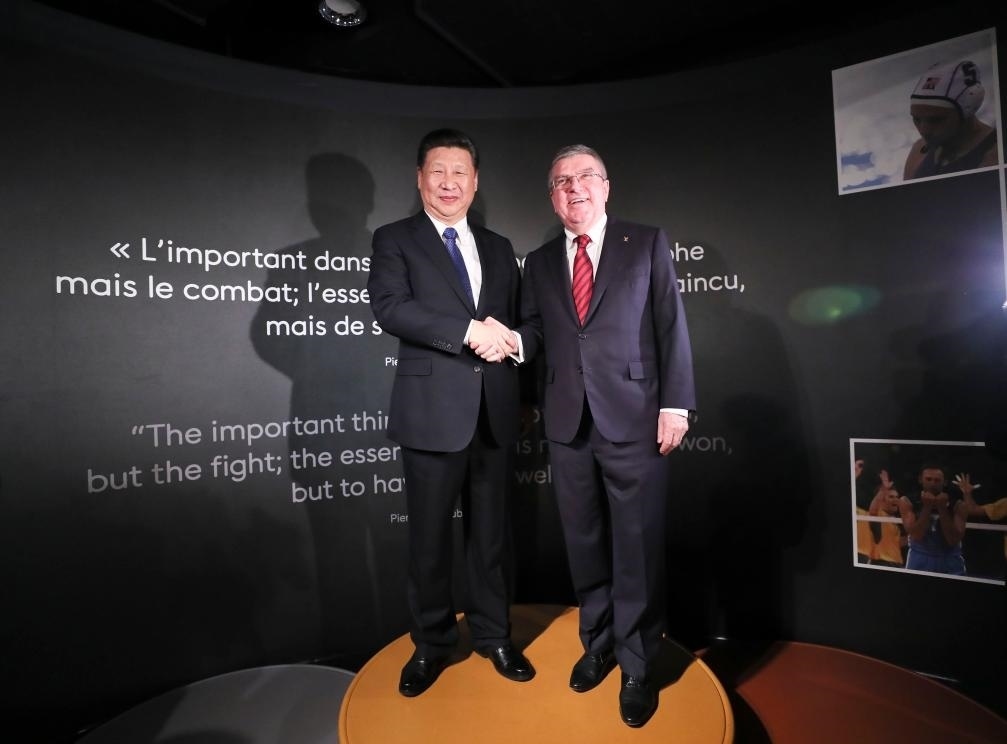 2017年1月18日，國家主席習(xí)近平在瑞士洛桑國際奧林匹克博物館會見國際奧林匹克委員會主席巴赫。這是習(xí)近平和巴赫在奧運(yùn)冠軍領(lǐng)獎臺上合影。新華社記者 蘭紅光 攝