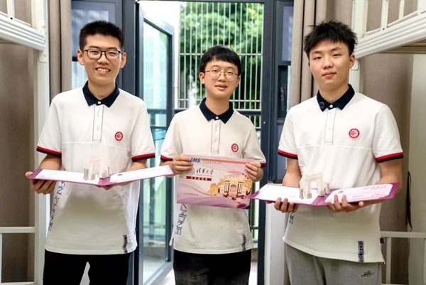 王子源（左）、母翰堯（中）、郭洋君（右）。清華大學供圖