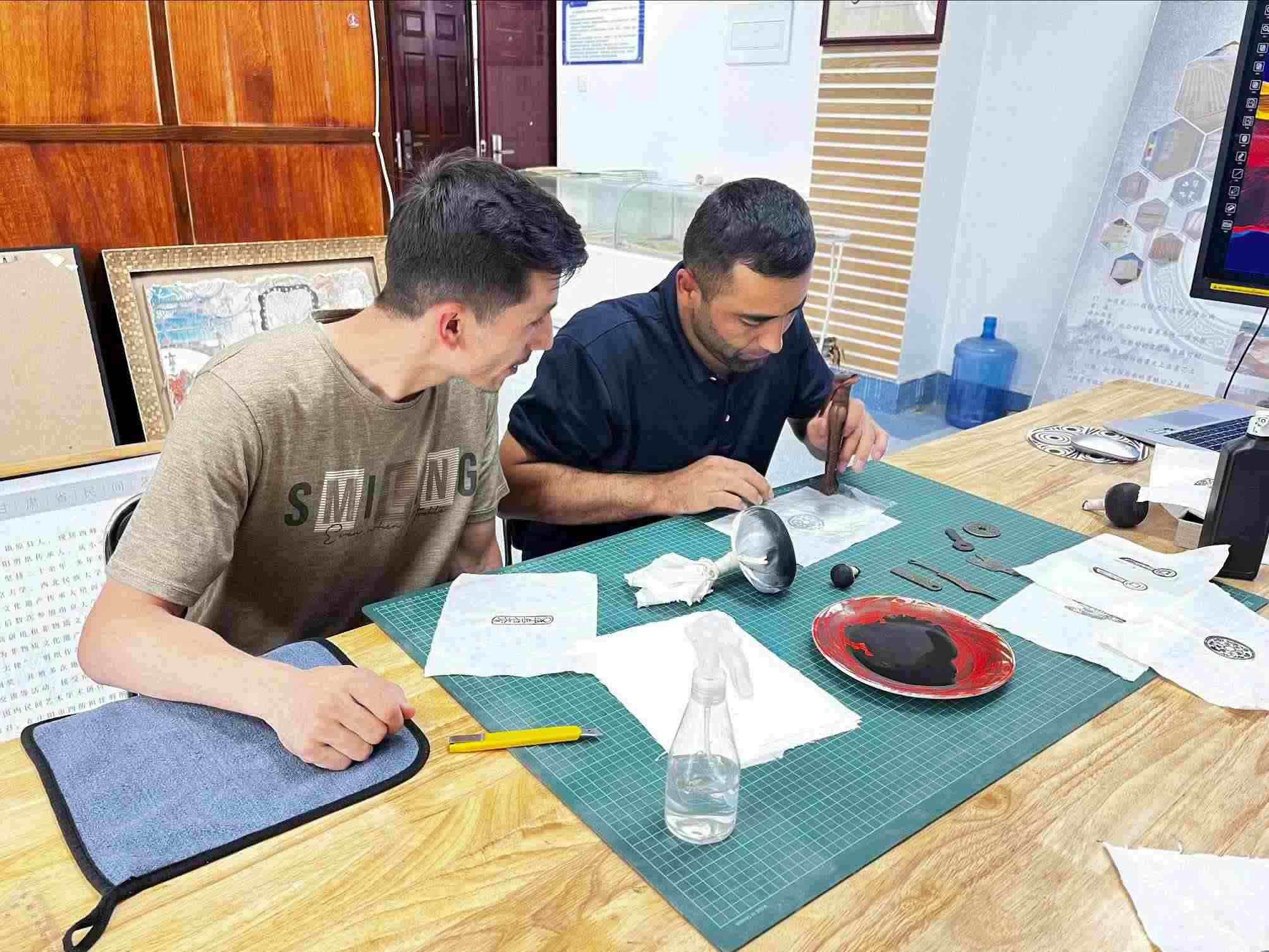 營員們動手體驗“非遺”技藝。校方供圖