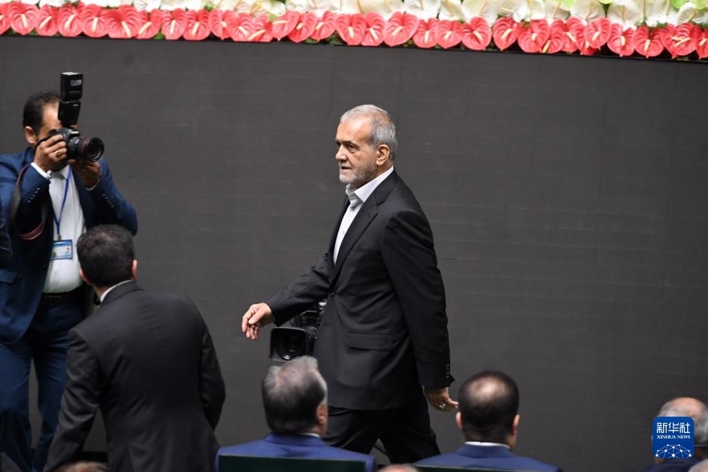 7月30日，在伊朗德黑蘭的伊朗議會，佩澤希齊揚（中）抵達總統(tǒng)就職典禮現(xiàn)場。新華社記者 沙達提 攝