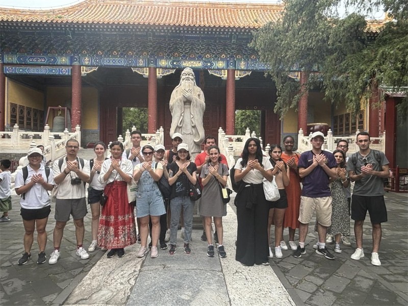 在中國(guó)和巴西共迎兩國(guó)建交50周年之際，巴西圣保羅州立大學(xué)孔子學(xué)院今年7月成功組織多批、近40名巴西青少年來(lái)華進(jìn)行短期訪問(wèn)交流，圖為訪問(wèn)團(tuán)成員參加文化體驗(yàn)活動(dòng)。 巴西圣保羅州立大學(xué)孔子學(xué)院供圖