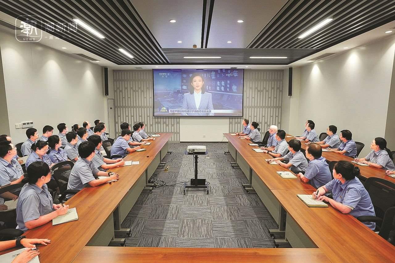 2024年8月1日晚，寧波永新光學(xué)股份有限公司員工集體觀看央視《新聞聯(lián)播》關(guān)于國(guó)家主席習(xí)近平給包陪慶、曹其鏞等祖籍寧波的香港企業(yè)家回信的報(bào)道。潮新聞?dòng)浾?賀元?jiǎng)P 彭鵬 周旭輝 攝