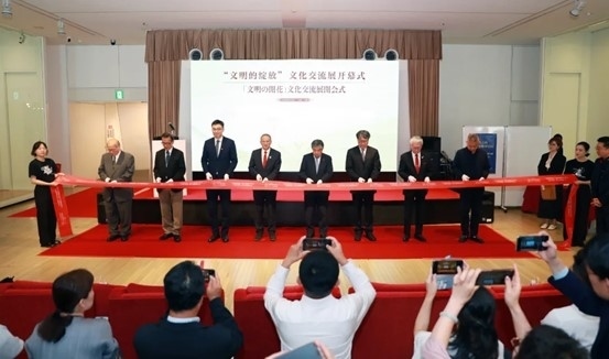 中外嘉賓共同為“文明的綻放”文化交流展開幕式剪彩。中國外文局國際傳播發(fā)展中心供圖