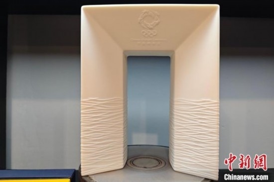 白瓷作品《凱旋尊》巧妙融合了法國與中國最具象征意義的藝術(shù)形式和元素進行再創(chuàng)造。 吳冠標 攝