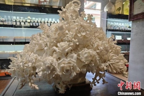 福建德化陶瓷以“白”見長，因白如雪、明如鏡、薄如紙、聲如磬、潤如玉而享譽世界。 吳冠標 攝