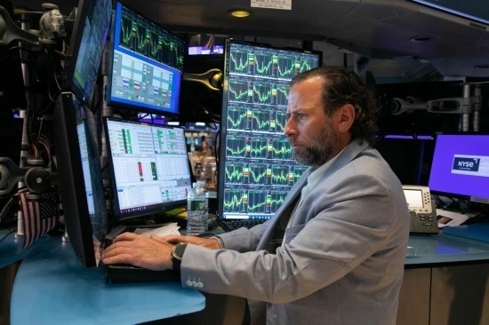 5月3日，交易員在美國紐約證券交易所交易大廳工作。新華社發(fā)（郭克攝）