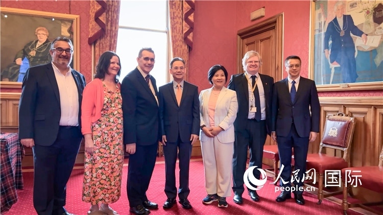 圖為阿伯丁市政廳會(huì)見(jiàn)現(xiàn)場(chǎng)。人民網(wǎng) 郭錦標(biāo)攝