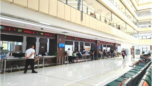 鄂托克旗政務(wù)服務(wù)中心“全科受理大綜窗”。 鄂托克旗政務(wù)服務(wù)與數(shù)據(jù)管理局供圖