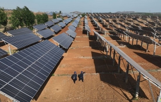 2024年4月16日，工人在河北省石家莊市靈壽縣譚莊鄉(xiāng)程家莊村的“農(nóng)光互補”光伏發(fā)電場巡查（無人機照片）。新華社記者 楊世堯 攝