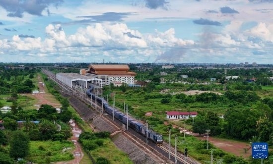 8月5日，由老撾籍火車司機獨立駕駛的滿載貨物的列車駛出萬象站，向中國昆明進發(fā)（無人機照片）。新華社發(fā)（楊永全 攝）