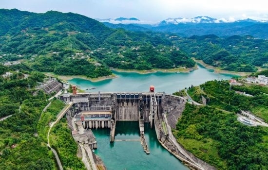 這是陜西安康水電站大壩（2024年6月21日攝，無人機照片）。新華社記者 蔡湘鑫 攝