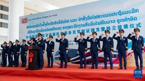 8月5日，在中老鐵路萬象站，中老鐵路首批14名老撾籍火車司機進行宣誓。新華社發(fā)（凱喬 攝）