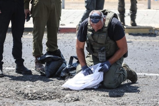 8月6日，在以色列納哈里亞，警方在無人機襲擊現(xiàn)場開展工作。以色列國防軍6日發(fā)表聲明說，多架無人機當天從黎巴嫩射向以色列，造成以色列邊境城市納哈里亞數(shù)名平民受傷。新華社/基尼圖片社