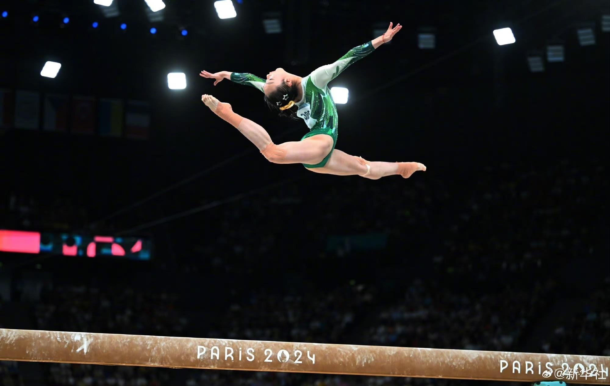 巴黎奧運會體操女子平衡木比賽中，中國選手周雅琴的靚麗身姿