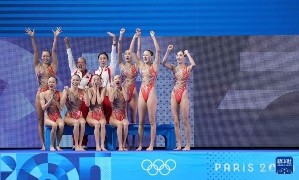 北京時間8月8日凌晨，巴黎奧運會花樣游泳集體項目的最后一項比賽集體技巧自選在巴黎奧林匹克水上運動中心舉行。中國隊奪得花樣游泳集體項目金牌。圖為中國隊在比賽后慶祝奪冠。新華社記者 薛宇舸 攝