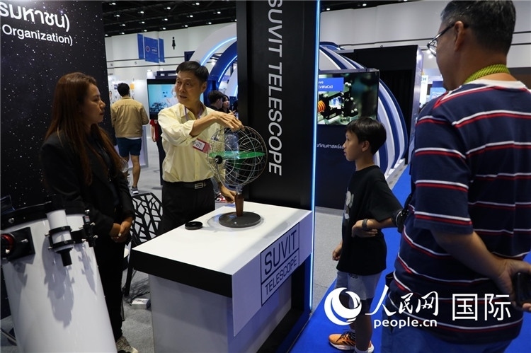 專家向觀眾講述航天知識(shí)。人民網(wǎng)記者簡承淵攝。