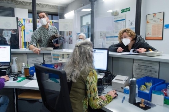 1月15日，人們在西班牙馬德里一家診所內(nèi)就診。新華社發(fā)（古斯塔沃·巴連特?cái)z）