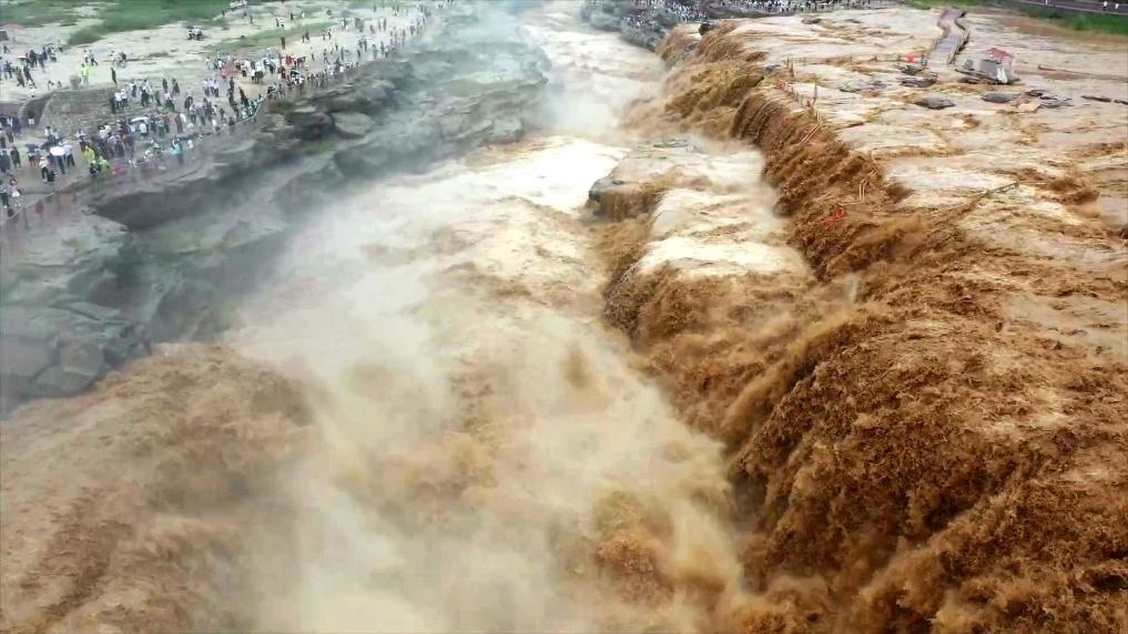 黃河壺口瀑布水量大增，出現(xiàn)壯美黃色瀑布群景觀。新華社發(fā) 呂桂明 攝