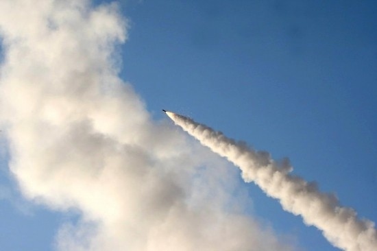 這張2011年6月28日在伊朗中部城市庫(kù)姆附近拍攝的照片顯示，一枚導(dǎo)彈在“偉大先知６”軍事演習(xí)中發(fā)射升空。新華社發(fā)