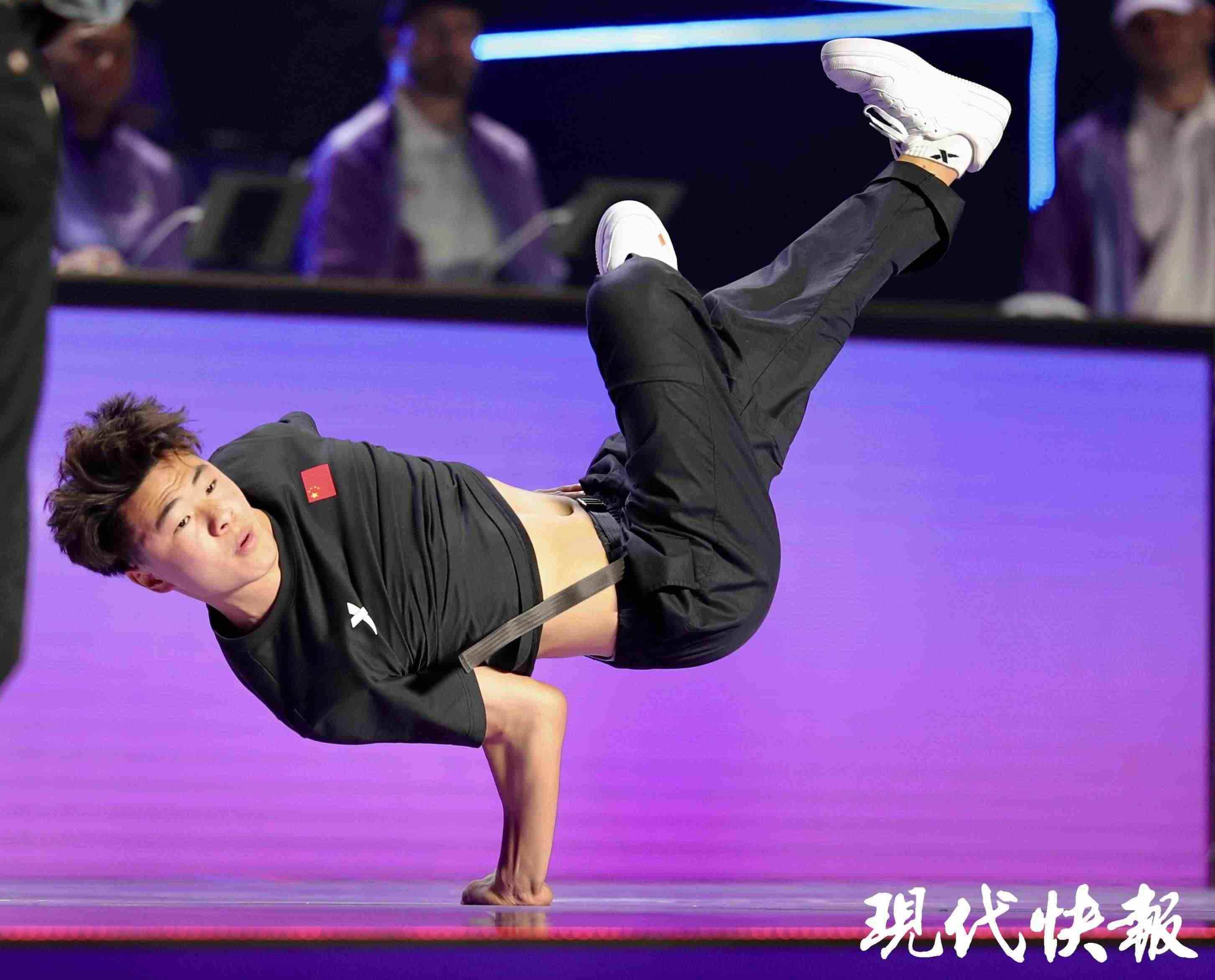 中國(guó)運(yùn)動(dòng)員亓祥宇在霹靂舞比賽上