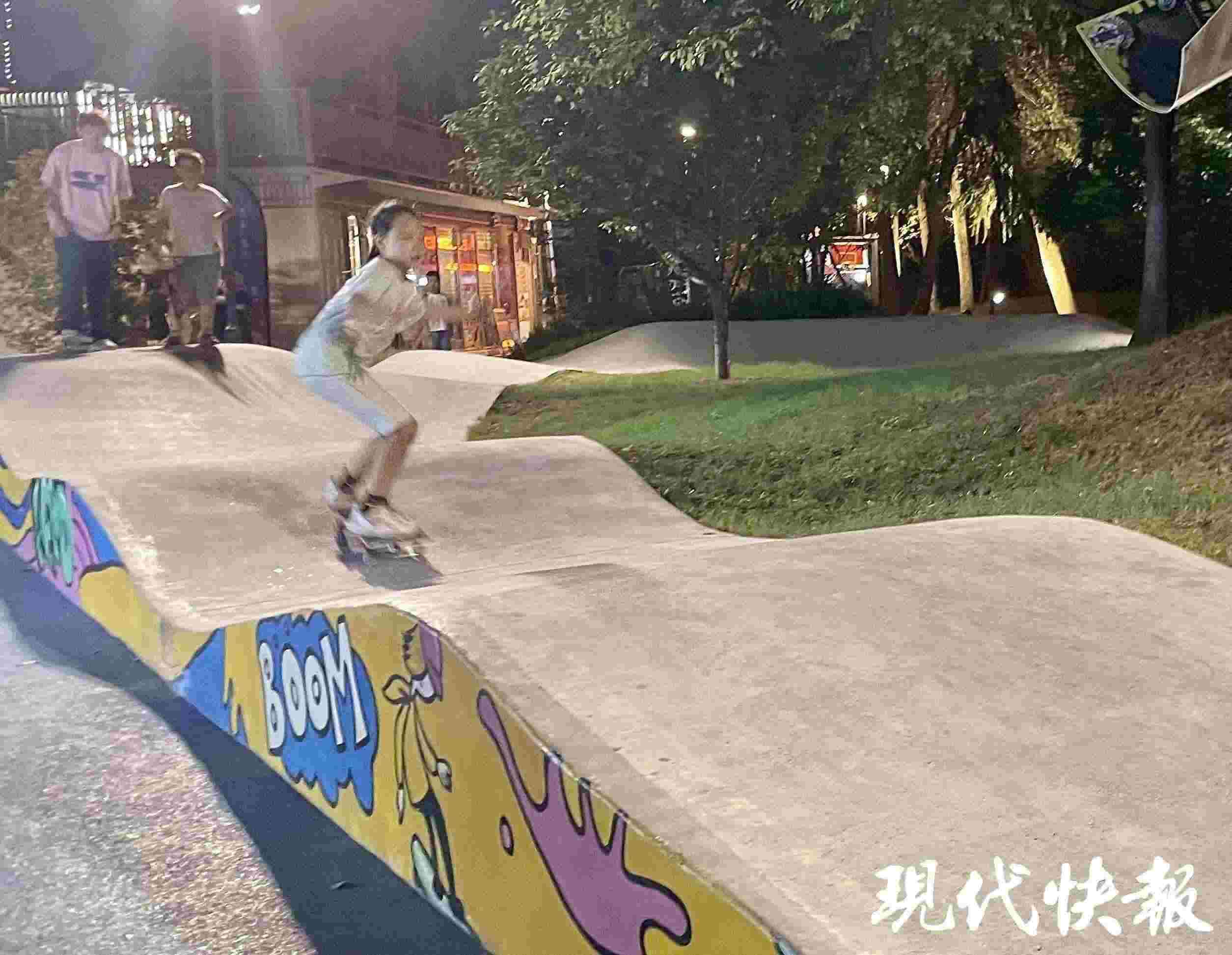 南京西城·夜未央的滑板場(chǎng)地上，一群青少年正在玩滑板