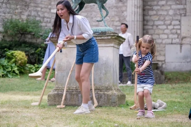 小朋友體驗(yàn)捶丸游戲。巴黎