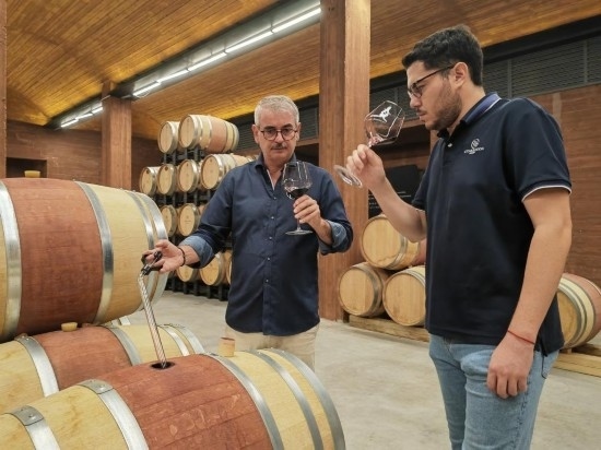  8月7日，尼古拉·格里馬（左）與同事在酒窖中。新華社記者 劉海 攝