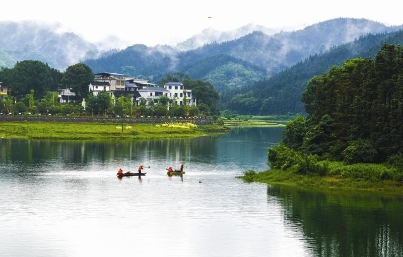 2024年6月5日，志愿者在湖南常寧市洋泉水庫清理水面漂浮物。