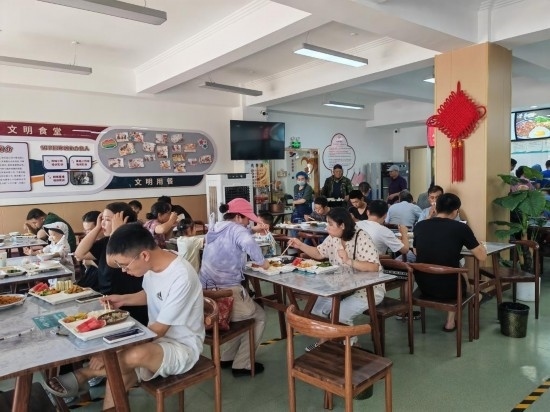 清水灣社區(qū)食堂坐滿了前來就餐的居民。新華社記者 鄒欣媛 攝