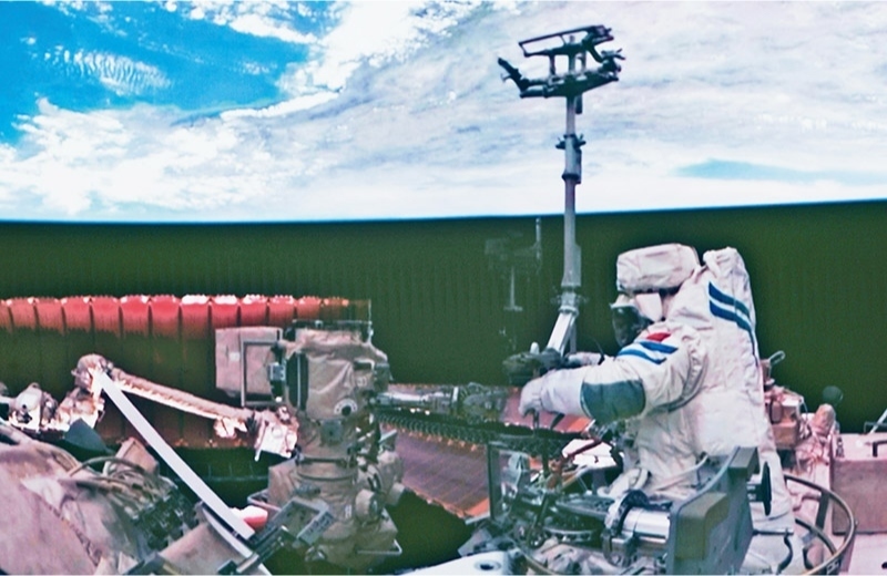 黨的十八大以來，我國科技事業(yè)取得歷史性成就、發(fā)生歷史性變革，科技自立自強成果持續(xù)涌現(xiàn)。圖為2024年7月3日在北京航天飛行控制中心拍攝的神舟十八號航天員李聰在空間站組合體艙外作業(yè)的畫面。 新華社記者 郭中正/攝