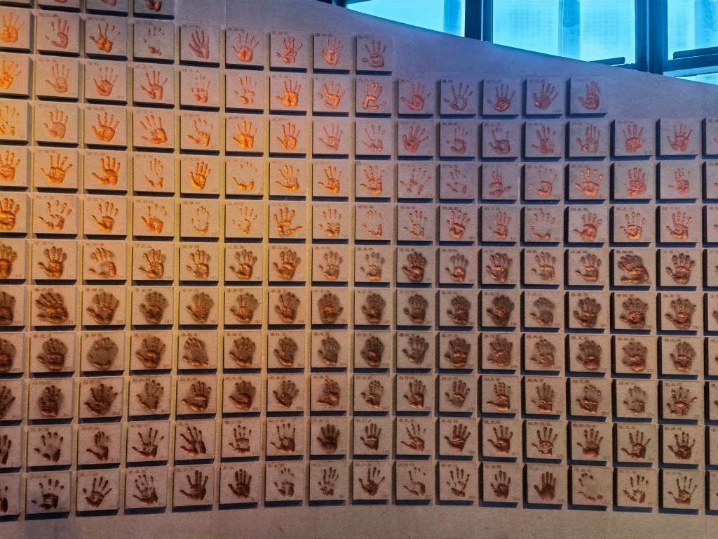 圖為侵華日軍南京大屠殺遇難同胞紀(jì)念館“三個(gè)必勝”展廳排列的648個(gè)鮮紅的手?。ň植浚?。新華社記者 邱冰清 攝