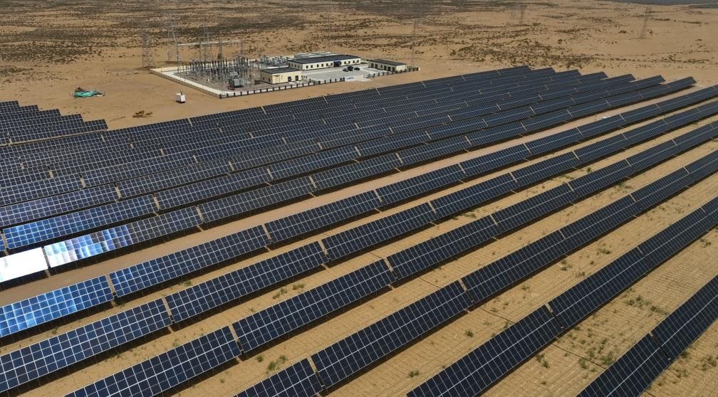 這是2024年5月16日拍攝的內(nèi)蒙古巴彥淖爾市磴口縣烏蘭布和沙漠光伏基地。新華社記者李云平攝