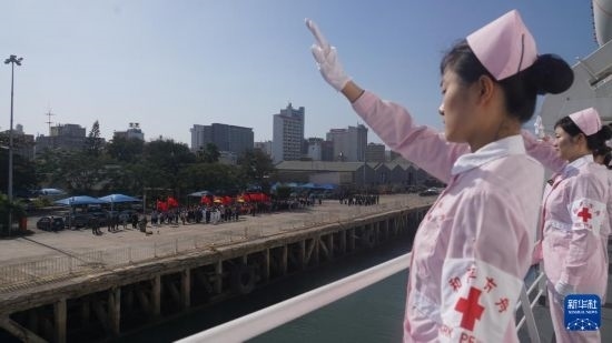 當(dāng)?shù)貢r(shí)間8月16日上午10時(shí)許，執(zhí)行“和諧使命-2024”任務(wù)的中國(guó)海軍“和平方舟”號(hào)醫(yī)院船圓滿結(jié)束對(duì)莫桑比克的訪問，駛離馬普托港，前往本次任務(wù)第五站南非。新華社發(fā)（曹春耀 攝）