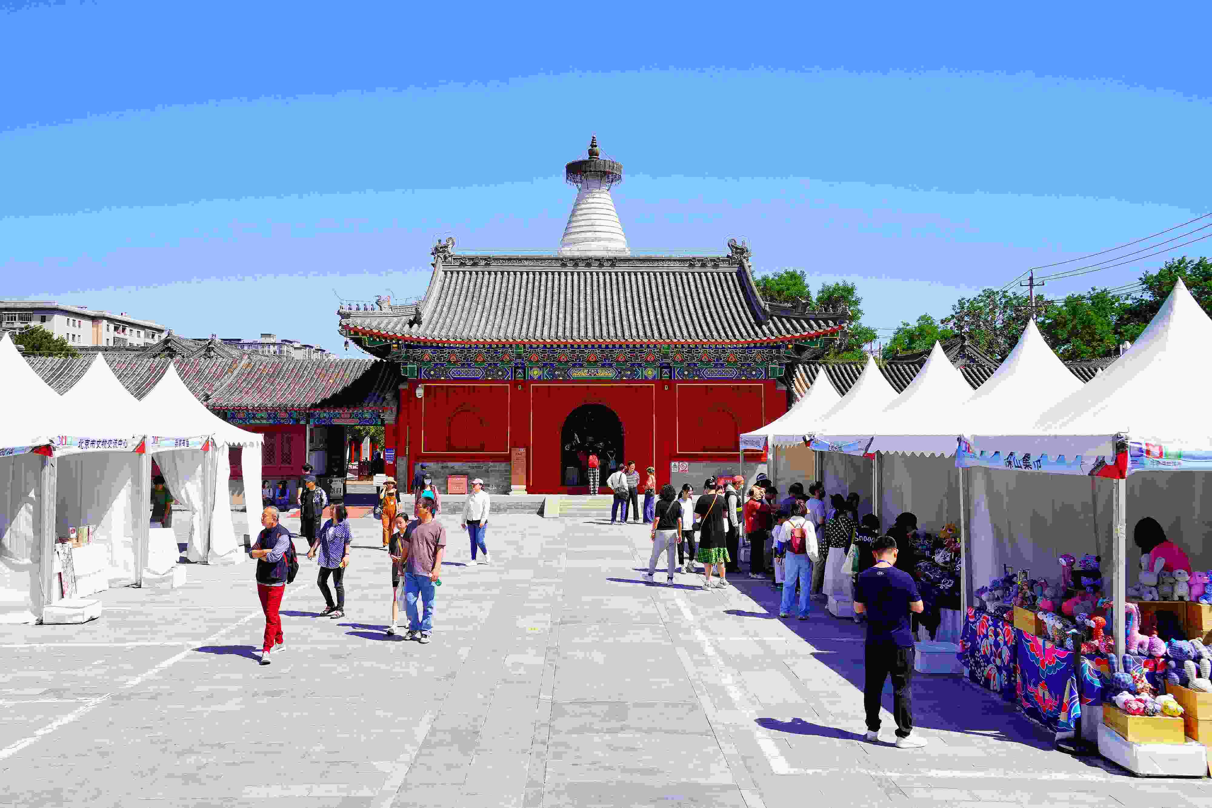 2024年5月，“北京白塔文化市集”在已有700余年歷史的妙應(yīng)寺白塔下舉行。