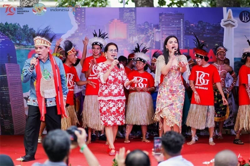 大使夫婦與演員一起共唱《明天會(huì)更好》。