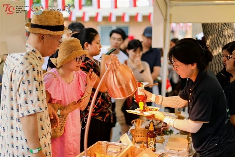 游客品嘗傳統(tǒng)印尼美食。