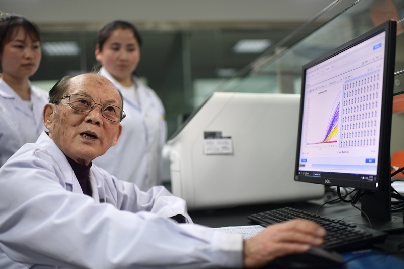 2021年6月17日，吳天一（前）在青海西寧的實驗室內(nèi)和學生討論。