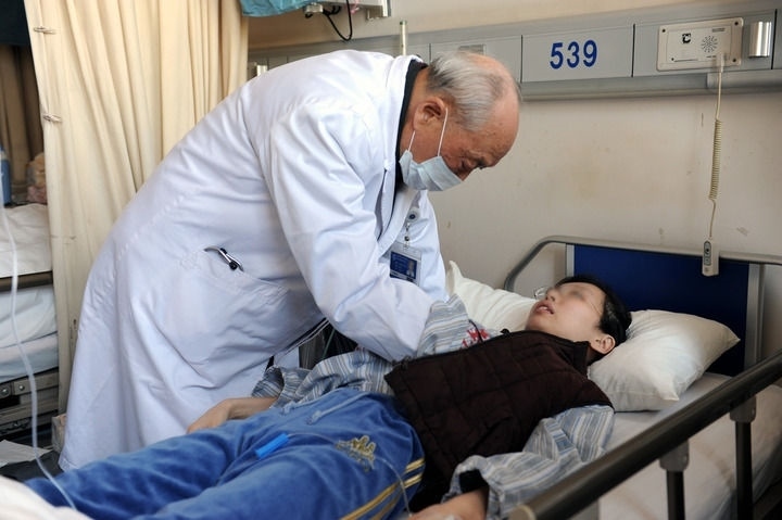 瑞金醫(yī)院終身教授王振義在上海瑞金醫(yī)院為病人看?。ㄙY料照片）。 新華社發(fā)