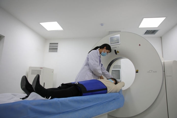 2023年3月2日，安徽省合肥市包河區(qū)煙墩街道社區(qū)衛(wèi)生服務中心的醫(yī)護人員為患者進行CT檢查。 新華社記者 曹力 攝