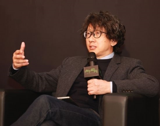 在學(xué)術(shù)論壇上發(fā)言的朱銳。（受訪者供圖）