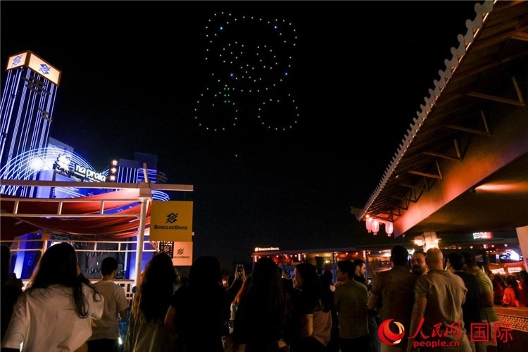 當(dāng)?shù)孛癖娪^看無人機表演。人民網(wǎng)記者 宋亦然攝