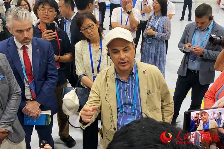 阿根廷駐華大使馬致遠(yuǎn)與億華通動(dòng)力科技有限公司總經(jīng)理于民討論關(guān)切問題。人民網(wǎng) 宋歌攝