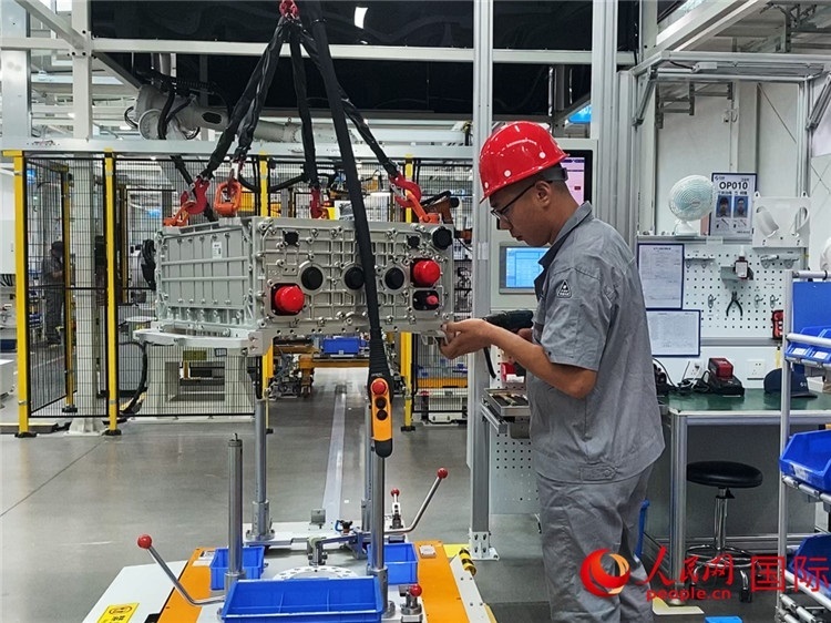 技術(shù)人員進(jìn)行系統(tǒng)化測(cè)試。人民網(wǎng)記者 于洋攝