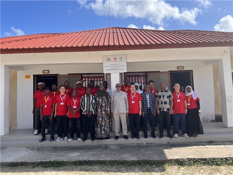 坦桑尼亞桑給巴爾衛(wèi)生部部長馬茲伊與中方專家組及非方工作人員合影。專家組供圖