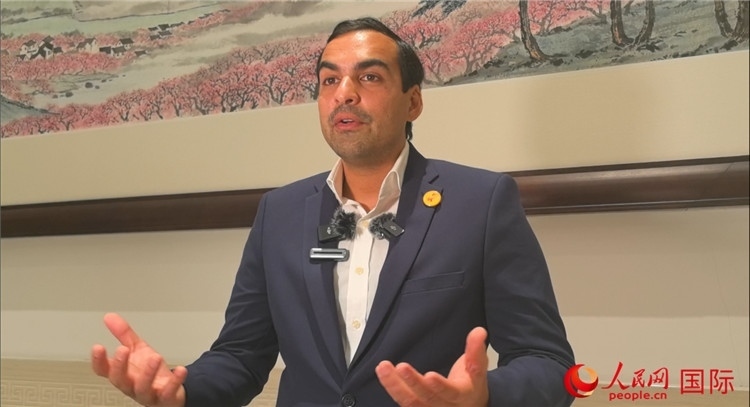 毛里求斯民議會(huì)議長阿德里安·夏爾·杜瓦爾接受媒體采訪。人民網(wǎng) 鐘文興攝