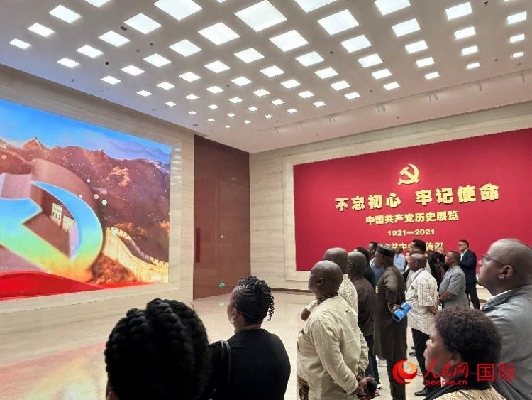 代表團參觀“不忘初心 牢記使命”中國共產(chǎn)黨歷史展覽。人民網(wǎng) 曹欣悅攝