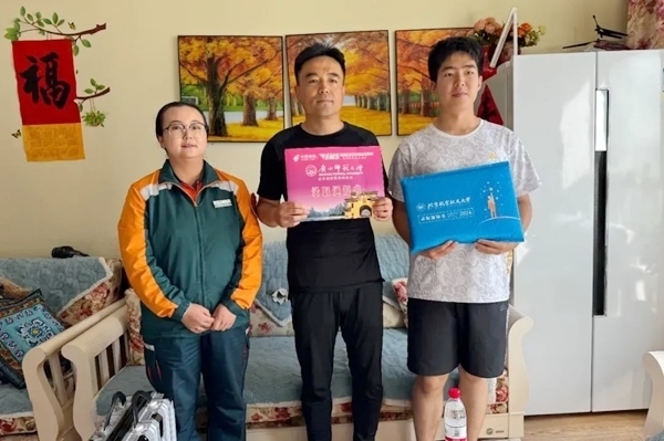 劉傲寒父子收到錄取通知書。北航供圖