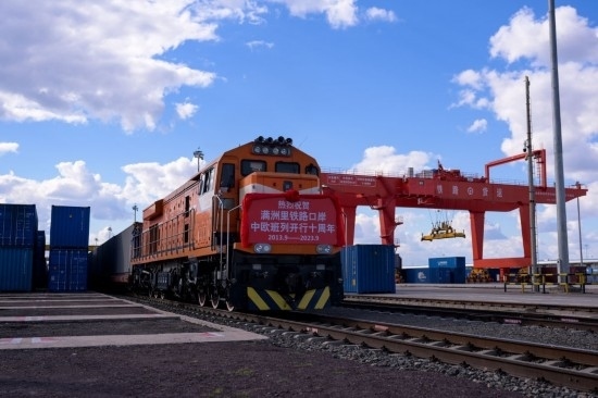 2023年9月20日，一列中歐班列行駛在內(nèi)蒙古滿洲里站貨運車間集裝箱場。作為我國向北開放的“橋頭堡”、中歐班列“東通道”的重要口岸，滿洲里鐵路口岸不斷加大中歐班列通道能力建設，進一步提升運輸效率和品質(zhì)
